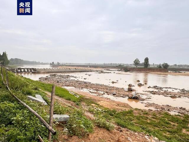 山东济宁强降雨致泗河水坝部分冲毁 2400人转移