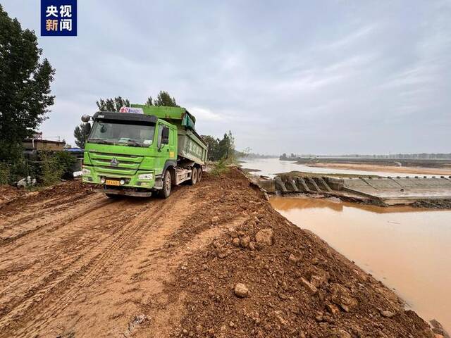 山东济宁强降雨致泗河水坝部分冲毁 2400人转移