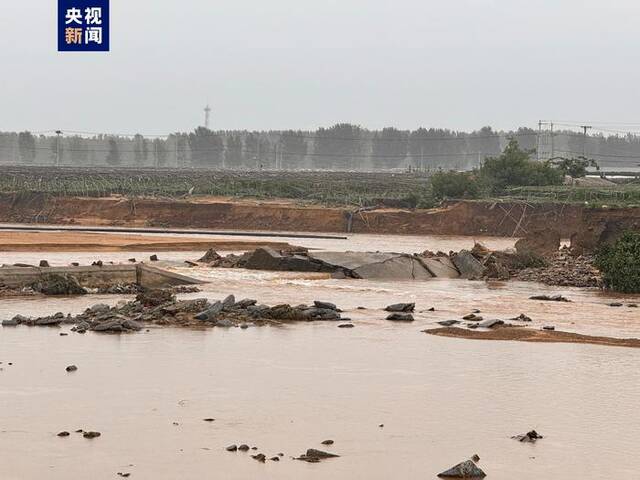 山东济宁强降雨致泗河水坝部分冲毁 2400人转移