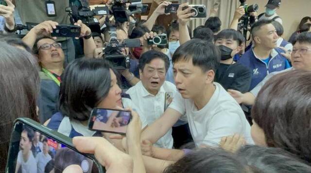 又动手了！台媒：台立法机构会议室再爆激烈冲突，蓝营一民意代表被压倒在地