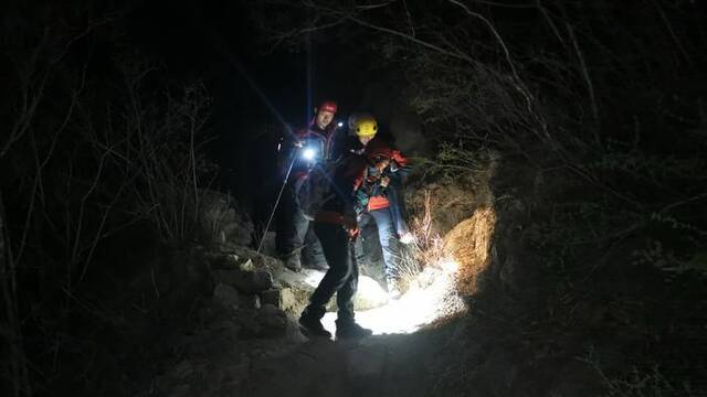 4月4日夜间，北京市怀柔区消防救援支队桥梓消防站救援人员背着受伤驴友下山。图源：怀柔区消防救援支队