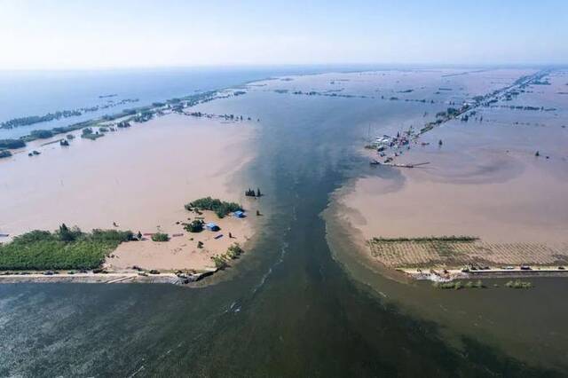 7月6日在湖南省岳阳市华容县团洲垸拍摄的洞庭湖大堤决堤现场。新华社记者陈思汗摄