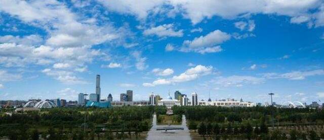 这是2024年7月1日拍摄的哈萨克斯坦首都阿斯塔纳的天际线。新华社记者王建华摄