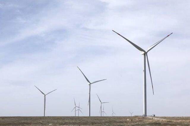 这是2023年4月3日在哈萨克斯坦札纳塔斯拍摄的札纳塔斯100兆瓦风电项目风机。新华社发（奥斯帕诺夫摄）