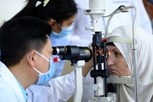 2024年6月12日，在塔吉克斯坦首都杜尚别，中方医生在“健康快车塔吉克斯坦光明行”活动期间为患者进行检查。新华社记者郑开君摄