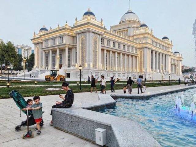 2024年6月29日，在塔吉克斯坦首都杜尚别，人们在塔吉克斯坦议会大楼前休闲。新华社记者申宏摄