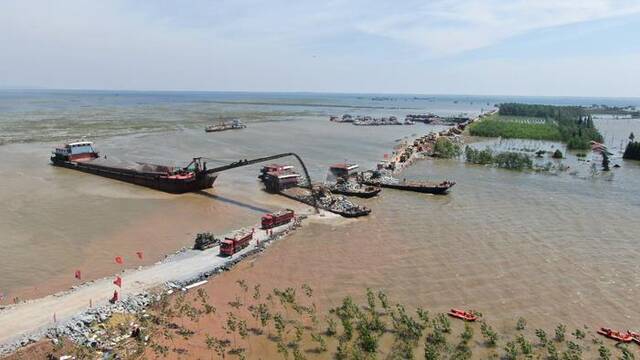 【防汛抗旱一线】中国安能350人专业救援力量紧急驰援湖南洞庭湖一线