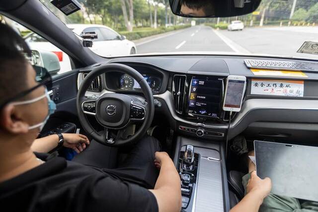 ▲6月27日，上海市民在测试道路上体验自动驾驶服务 据ICphoto