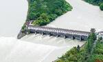 都江堰渠首迎来近三年最大洪峰过境，江安河等四大干渠流量逼近警戒水位