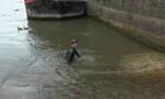法媒：法国体育部长游塞纳河，“打消外界对水质的担心”