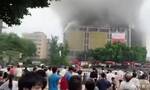 四川自贡市一百货大楼起火 有人员被困