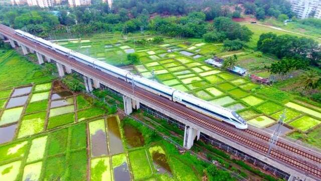 行驶中的海南环岛高铁列车。中新社发蒙钟德摄