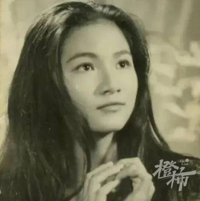 《唐伯虎点秋香》里的“华夫人”走了！演员郑佩佩去世，享年78岁，此前刘涛曾哽咽透露她近况不佳