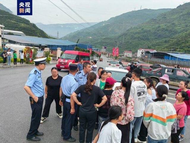 四川雅安汉源马烈乡发生泥石流 雅安组织警力300余人进行救援