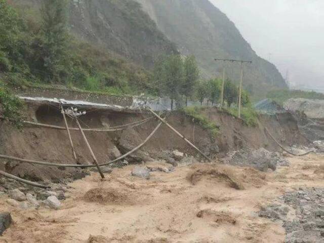 7月20日，雅安汉源县马烈乡发生山洪灾害，部分电力线路被毁/四川经济网