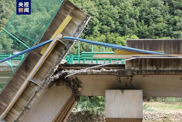 陕西柞水县突发暴雨山洪导致一公路桥梁垮塌 目前11人遇难