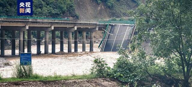 陕西柞水县突发暴雨山洪导致一公路桥梁垮塌 目前11人遇难