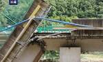 陕西柞水县突发暴雨山洪导致一公路桥梁垮塌 目前11人遇难