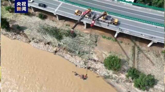 陕西柞水县高速公路桥垮塌事故最新现场：又发现三辆失联车辆