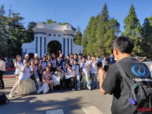 游客在清华大学内拍照红星新闻图