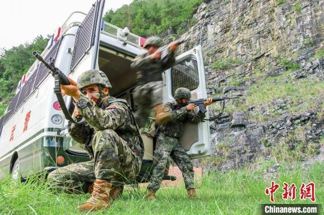 武警官兵迅速到达现地。黄若贤摄