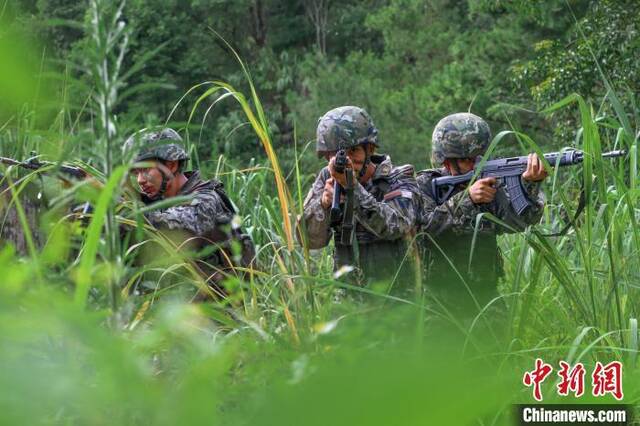 武警官兵交替掩护搜索目标。奎子清摄