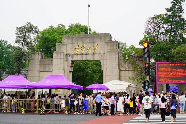 2024年7月13日，众多市民排队进入清华大学参观。视觉中国图