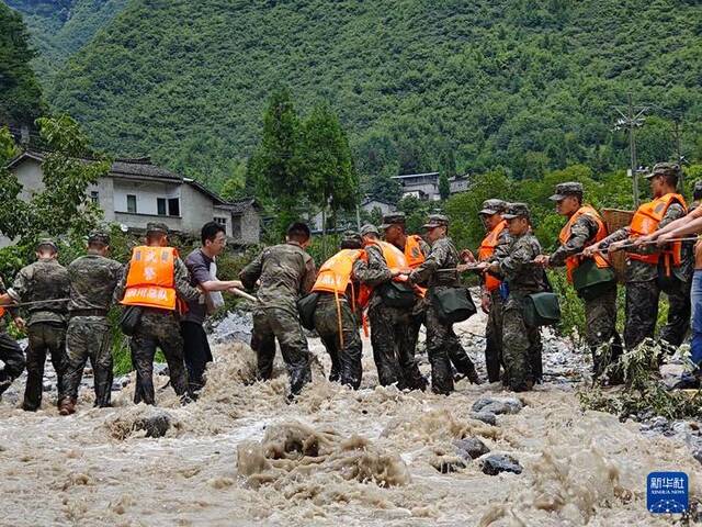 新华村的“大转移”——武警四川总队雅安支队官兵参与雅安汉源山洪灾害救援速写