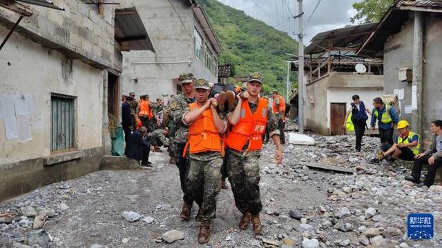 7月21日，在四川省雅安市汉源县马烈乡新华村，武警四川总队雅安支队官兵转移受灾群众。新华社发（刘爽摄）