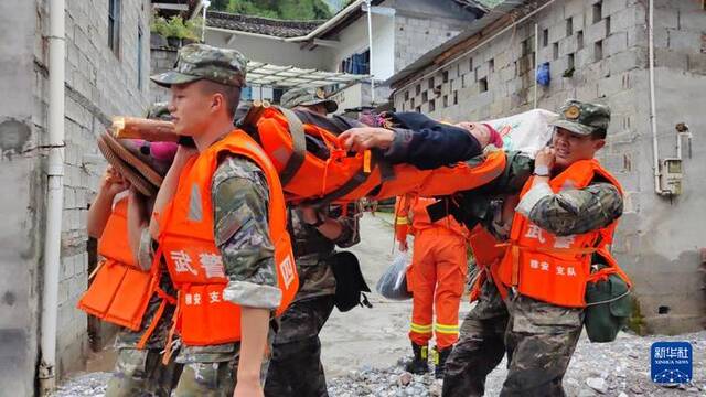 7月21日，在四川省雅安市汉源县马烈乡新华村，武警四川总队雅安支队官兵转移受灾群众。新华社发（刘爽摄）