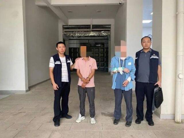 江西一家三口袭警被刑拘，拿水果刀、铁锤追打民警致腿部、手部多处受伤