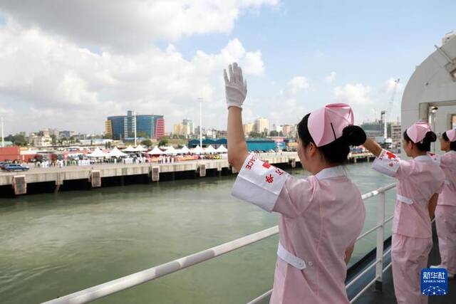 7月23日，中国海军“和平方舟”号医院船驶离坦桑尼亚达累斯萨拉姆港。新华社发（苏凯利摄）