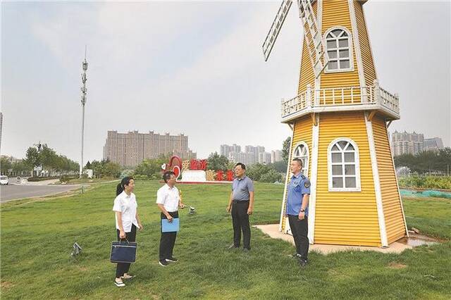 经过治理，山西省临汾经济开发区多年的荒地变身园林景观。图为近日，当地纪检监察干部对整改情况进行现场核查。史晓岩摄