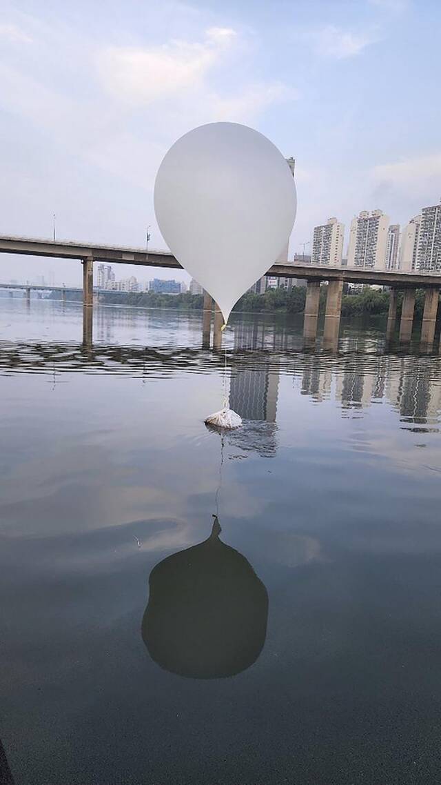 当地时间2024年6月9日，韩国首尔汉江，朝鲜再次向韩投放“垃圾气球”。视觉中国图