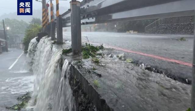 台风“格美”肆虐台湾多地 超26万户停电