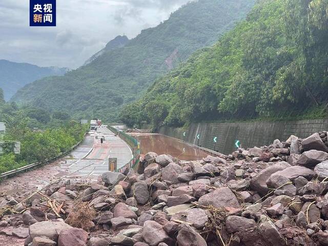 银昆高速云南昭通段发生多处泥石流 双向交通暂时中断