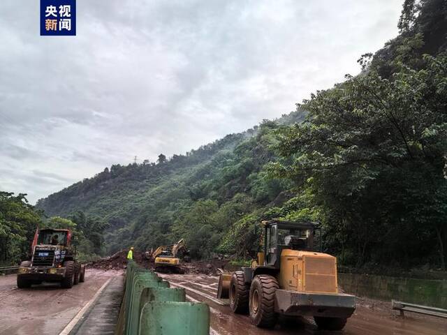 银昆高速云南昭通段发生多处泥石流 双向交通暂时中断