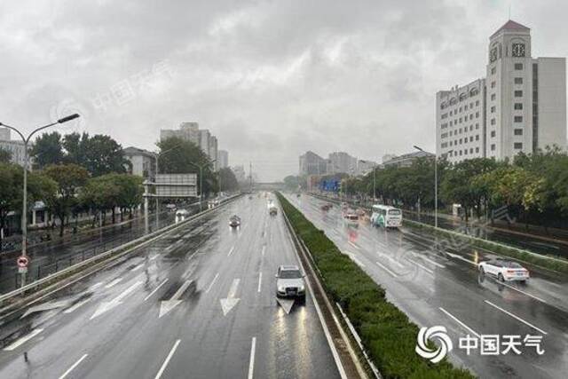 北京今晨降雨持续，路面湿滑。（图/中国天气网王晓）