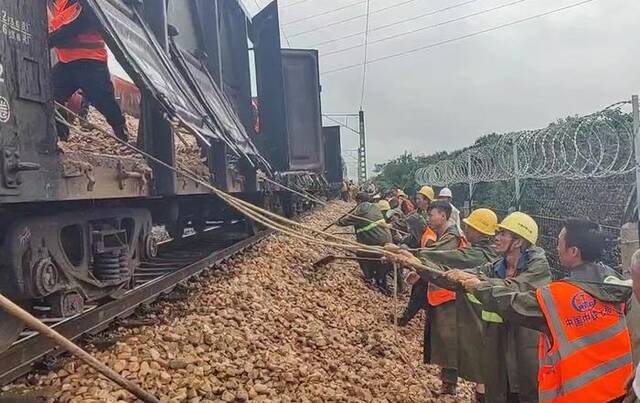 【防汛抗旱一线】火速驰援 中国中铁助力铁路抢险抢修