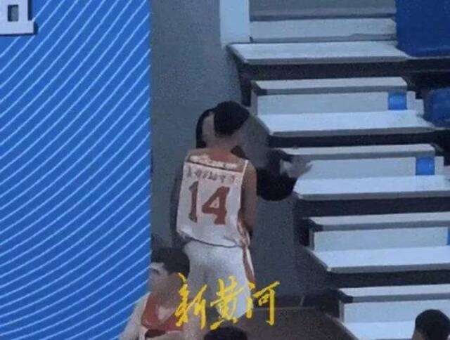 U16篮球赛一女教练连扇球员耳光，涉事女教练痛哭回应：我跟孩子关系不是大家想象中那样