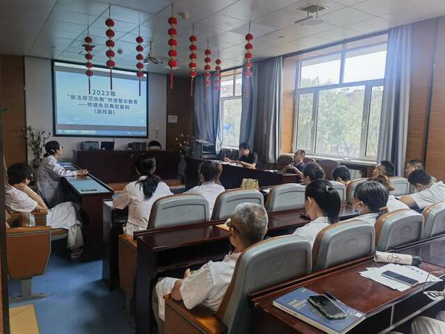 7月25日下午，华北理工大学口腔医学院在会议室开展师德师风警示教育大会。华北理工大学口腔医学院网站图