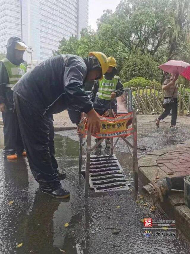 福飞路下穿通道沿线开雨水井盖，准备强排