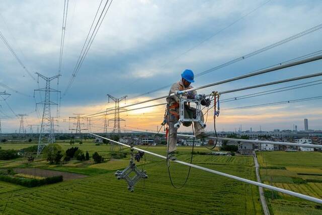 作业人员在西津渡—廻峰山—武南线路改造工程现场安装间隔棒