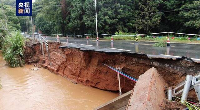 台风“格美”来袭 江西定南县一处省道路基发生坍塌