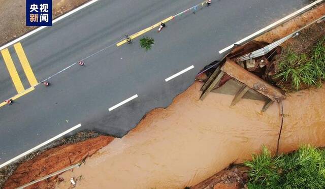 台风“格美”来袭 江西定南县一处省道路基发生坍塌