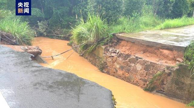 台风“格美”来袭 江西定南县一处省道路基发生坍塌