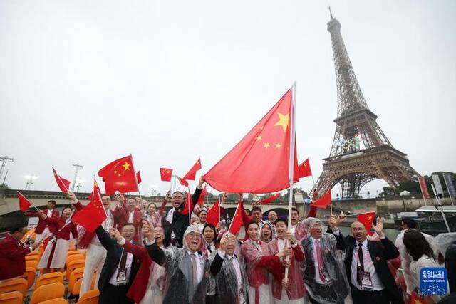 7月26日，中国体育代表团成员在开幕式上。新华社记者曹灿摄