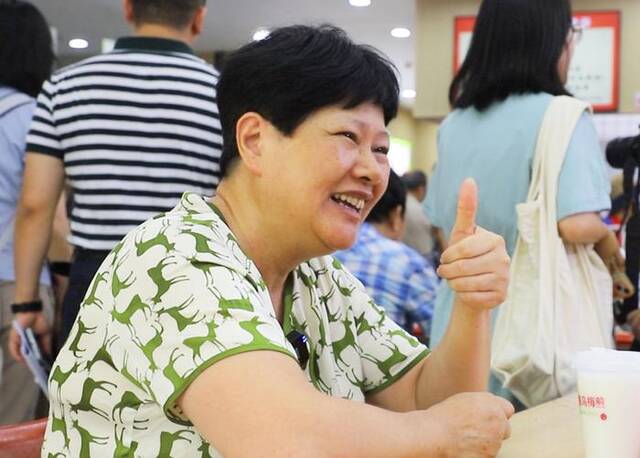 覃惠芳在广州桐乐社区饭堂用餐（7月24日摄）。新华社记者阮帅摄