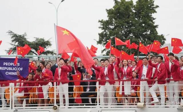 当地时间7月26日，中国体育代表团在开幕式上。新华社记者吕小炜摄