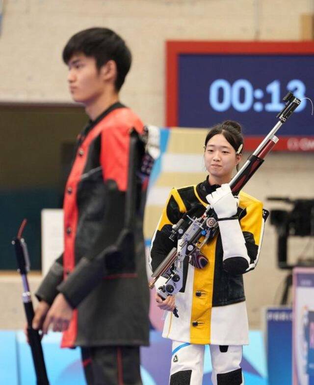 ↑中国选手黄雨婷（右）/盛李豪在比赛后。